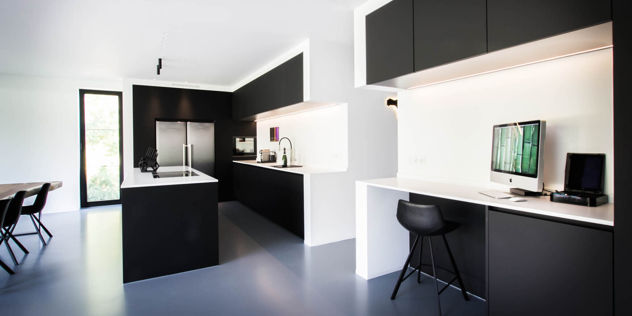 Maak het zwaar eiland archief Zwarte keuken met wit blad: een ontwerp met x-factor - Tieleman Keukens