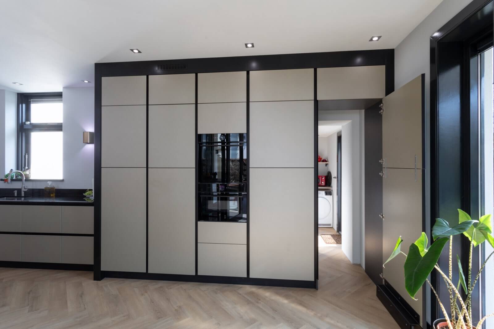 Moderne Snaidero keuken in champagne kleur met bijkeuken