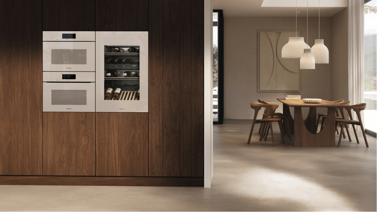 Pearl Beige Miele apparatuur in keuken met donker eikenhout