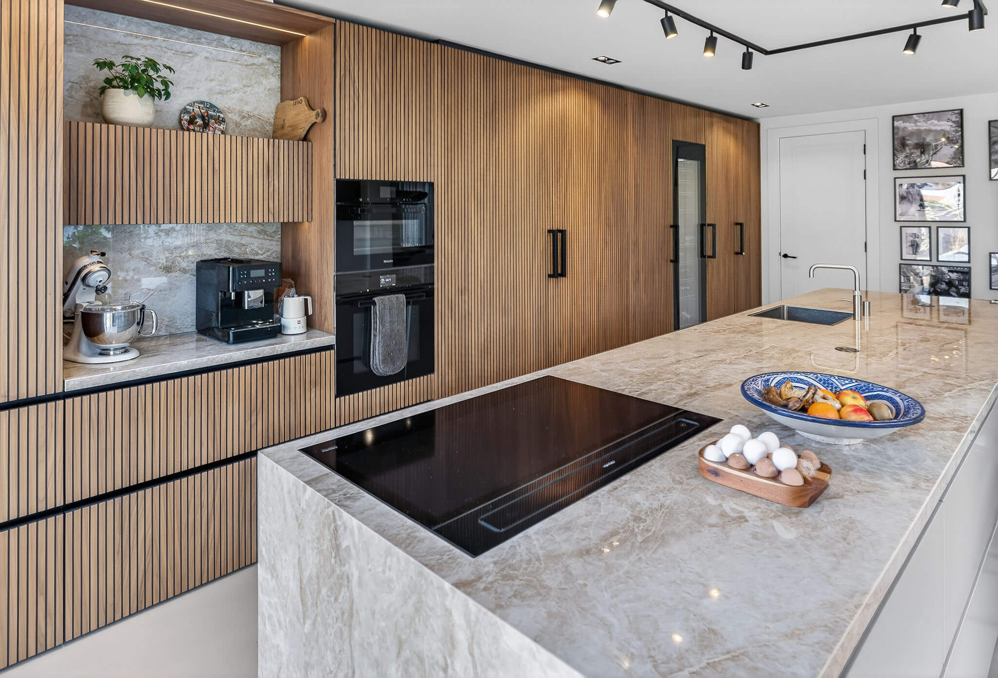 Luxe woonkeuken met een geïntegreerde koffiecorner en veel opbergruimte.