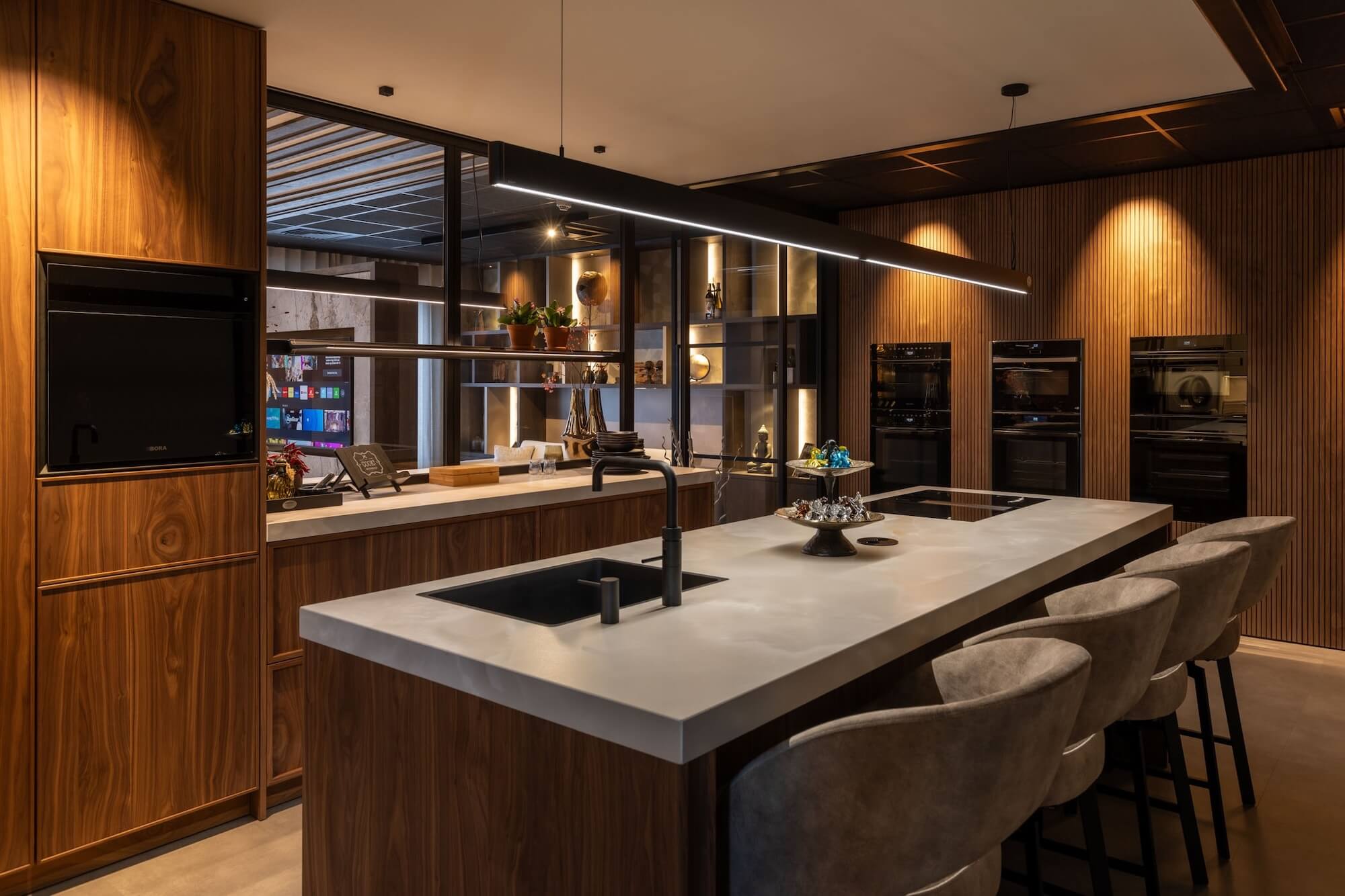 Schüller bijkeuken met spoelbak en kasten.